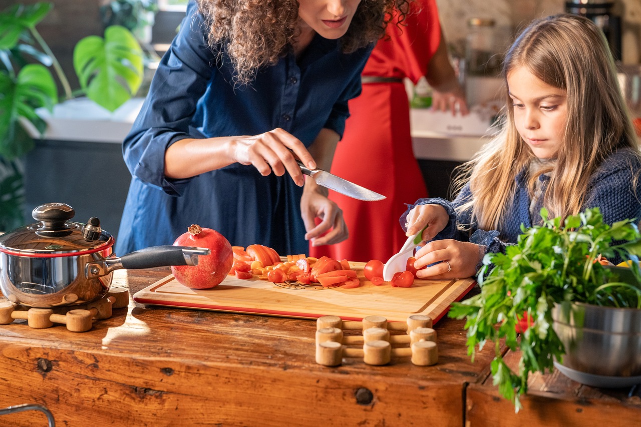 casal família cozinhando air fryer refeição saudável dia a dia — BuscaZip