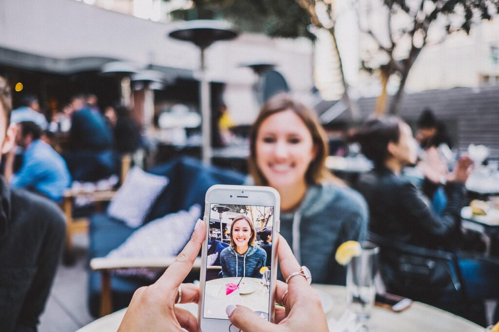 celular com melhor câmera — mulher fotografando com smartphone — BuscaZip