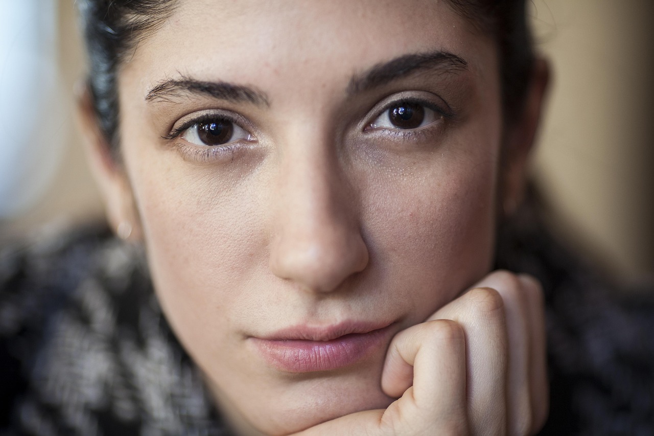 mulher jovem pele natural água micelar barata skincare beleza — BuscaZip